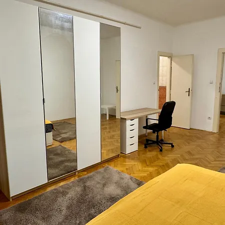 Family With Free Parking Apartment *