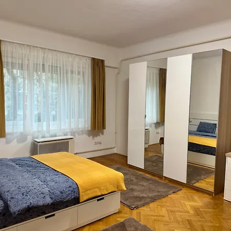 Family With Free Parking Apartment