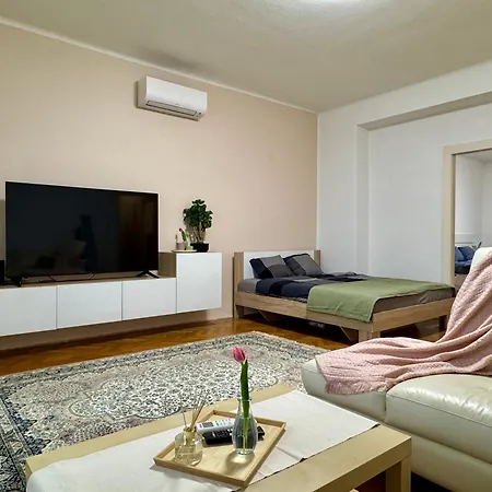 Family With Free Parking Apartment *
