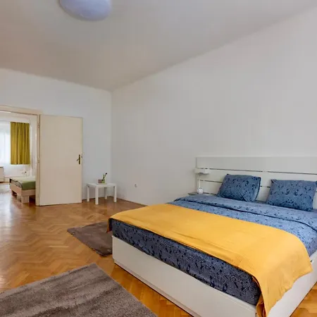 Family With Free Parking Apartment *