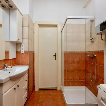 Family With Free Parking Apartment