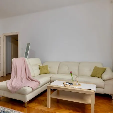 Family With Free Parking Apartment *