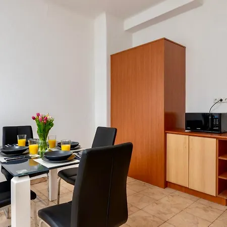 Family With Free Parking Apartment *